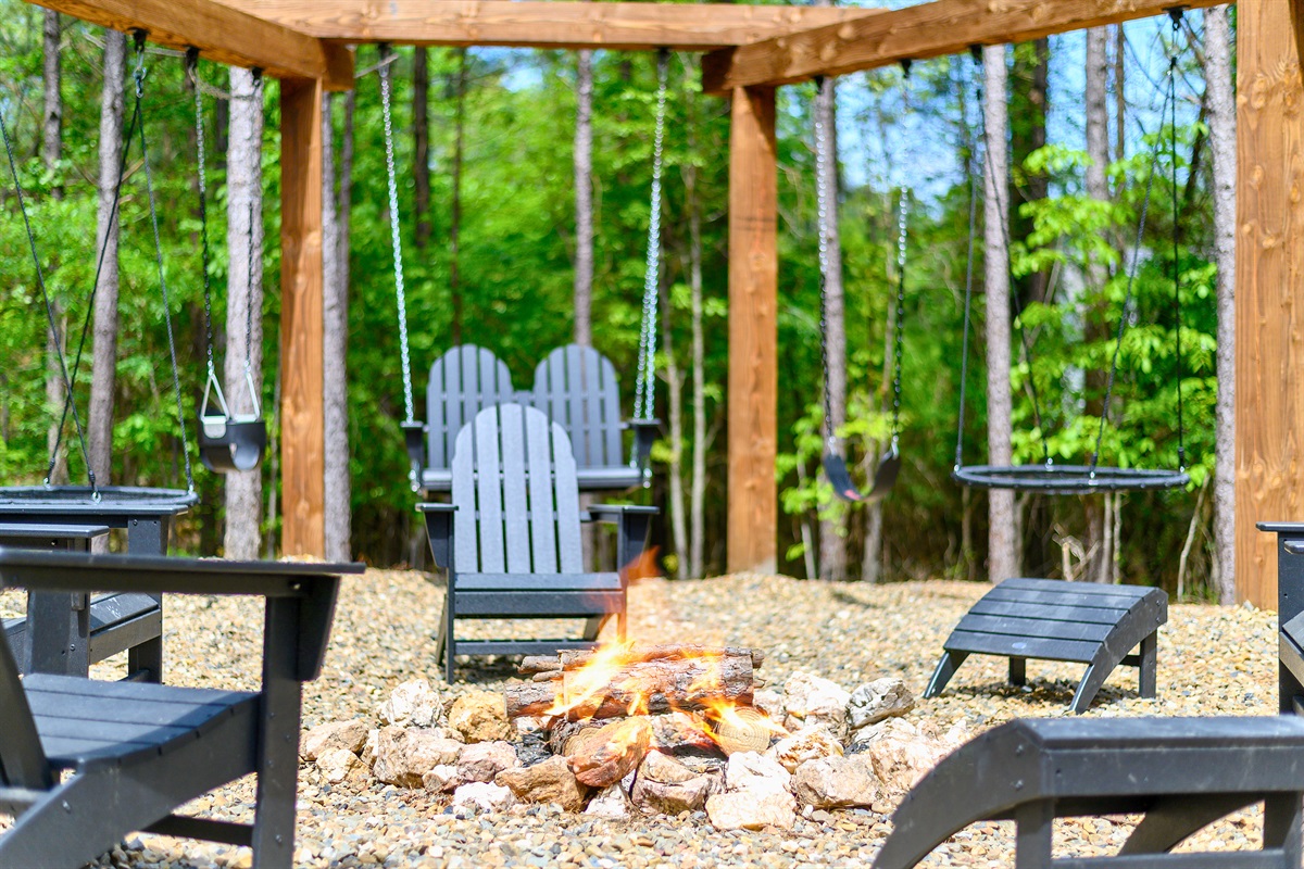 Gather beneath the stars, toast s’mores, and share stories around your private fire pit — Sutton Ridge’s most magical spot for cozy Hochatown evenings.