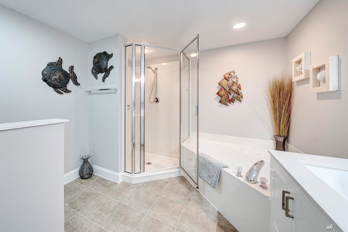 Main bathroom w/dual sinks