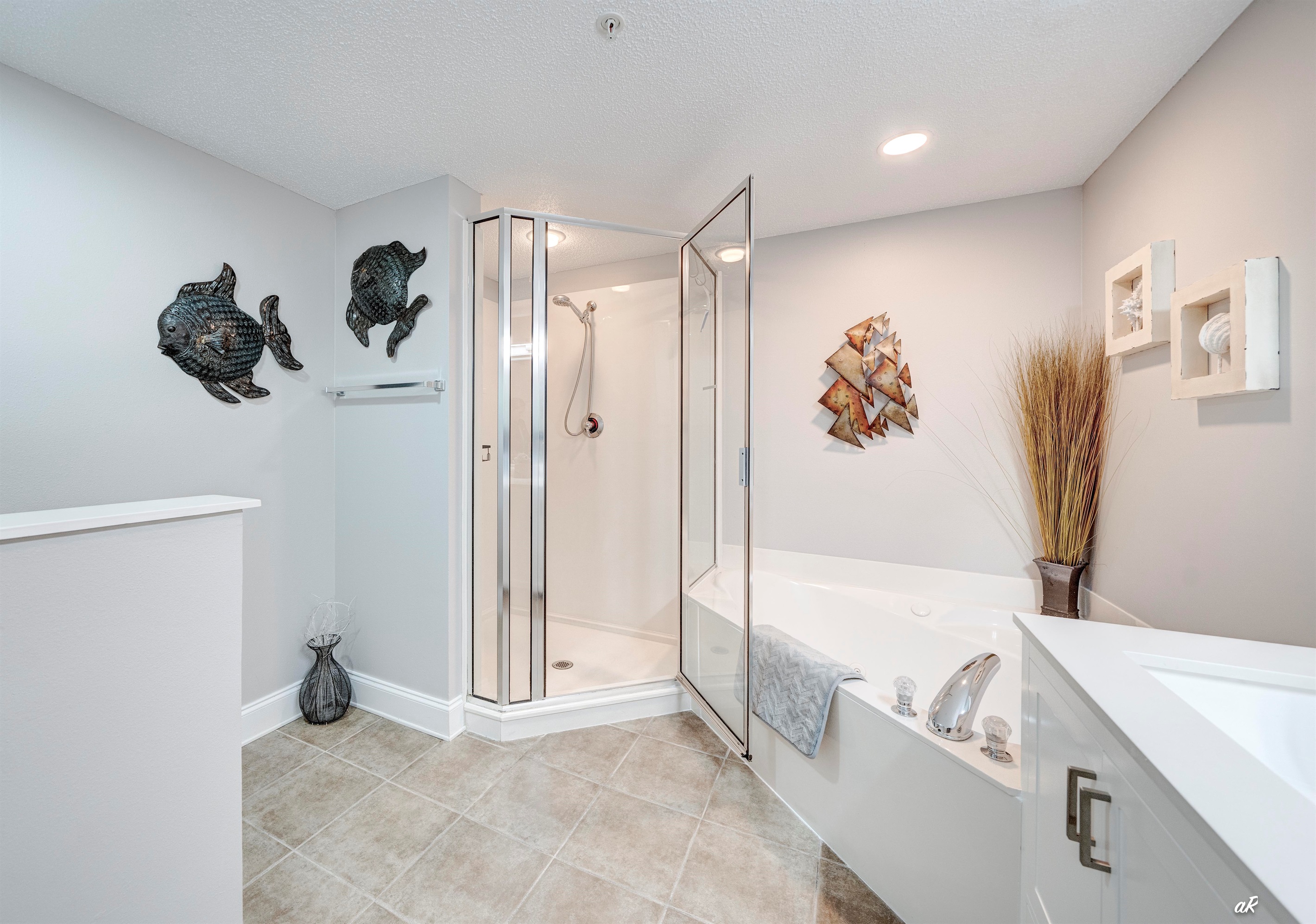 Main bathroom w/dual sinks