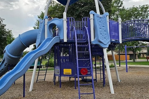 2 blocks from your stay! Full-Court Basketball, Half-Court Basketball, Multipurpose Grass Fields, Playground, 2 Tennis Courts, 1 Combined Tennis-Pickleball Court