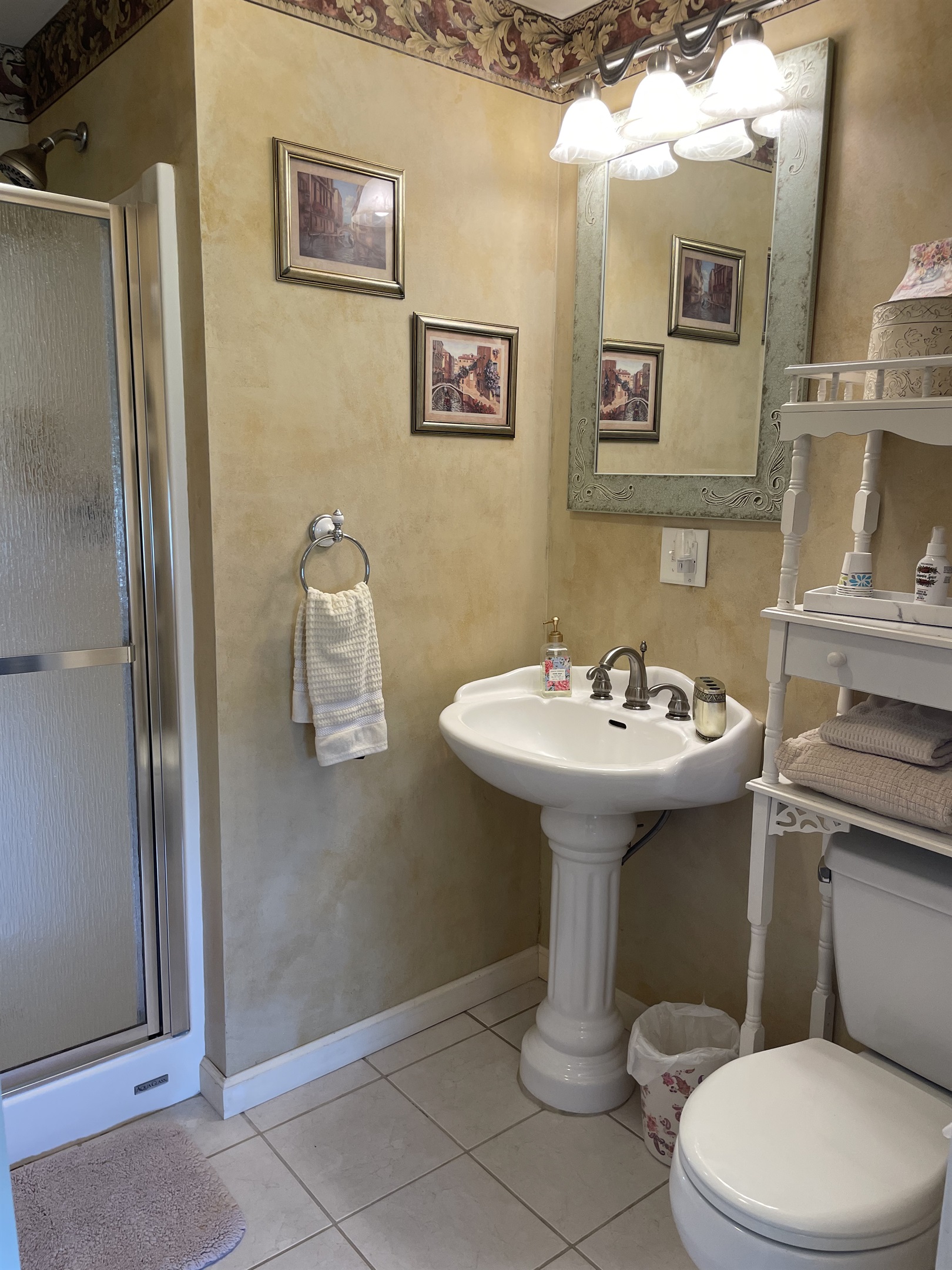 Ensuite bath in Venice bdrm