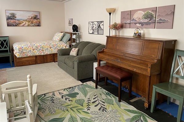 Bonus room w/twins & piano