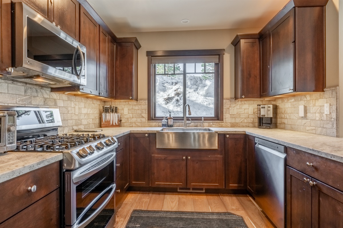 Whip up a feast in the fully loaded cook’s kitchen—double oven, oversized fridge/freezer, wine & beverage bar, and a dishwasher to handle the cleanup. Cheers to that!