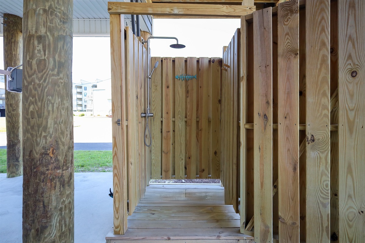 Outdoor shower with full enclosure
