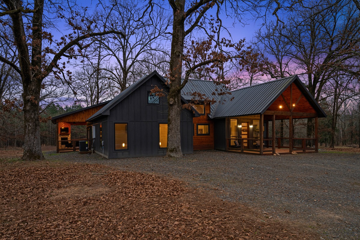 With the cabin shining softly against the wooded backdrop, this view captures that perfect &ldquo;we&rsquo;re finally on vacation&rdquo; feeling.