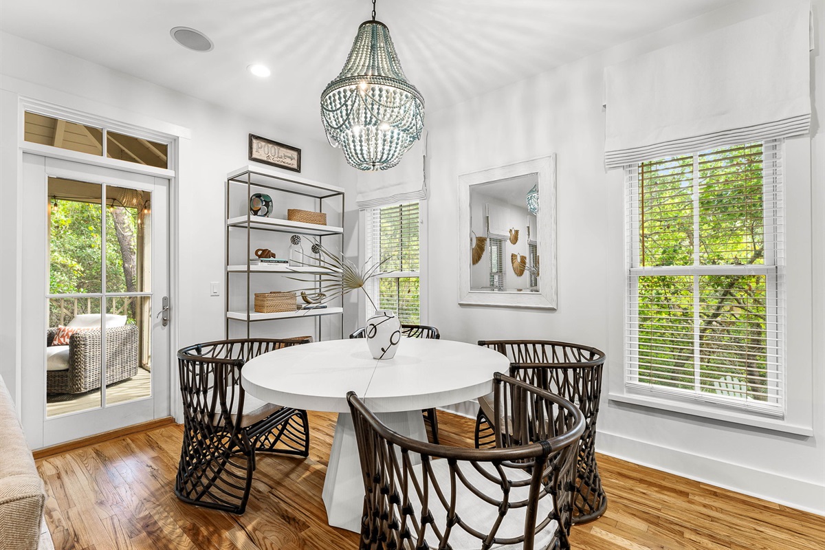 Dining area that seats 4