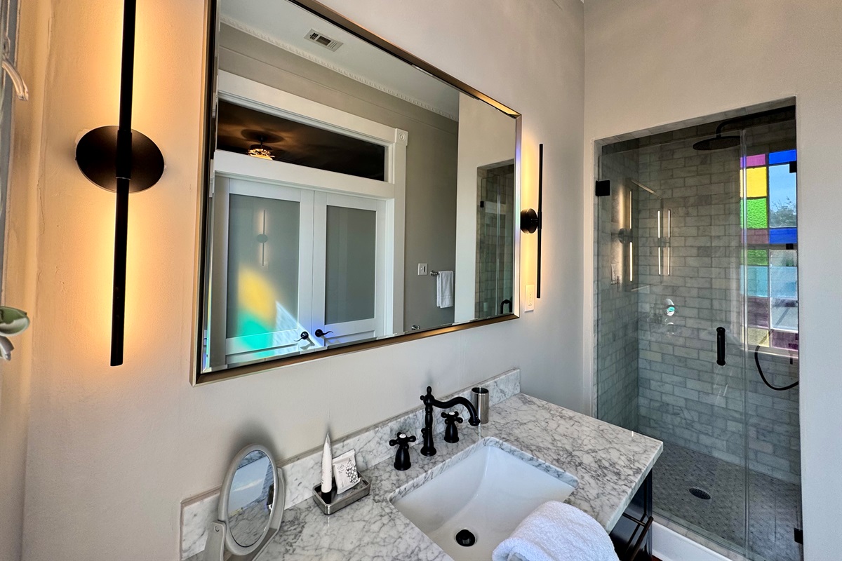 Bright ensuite full bathroom off of the primary suite.