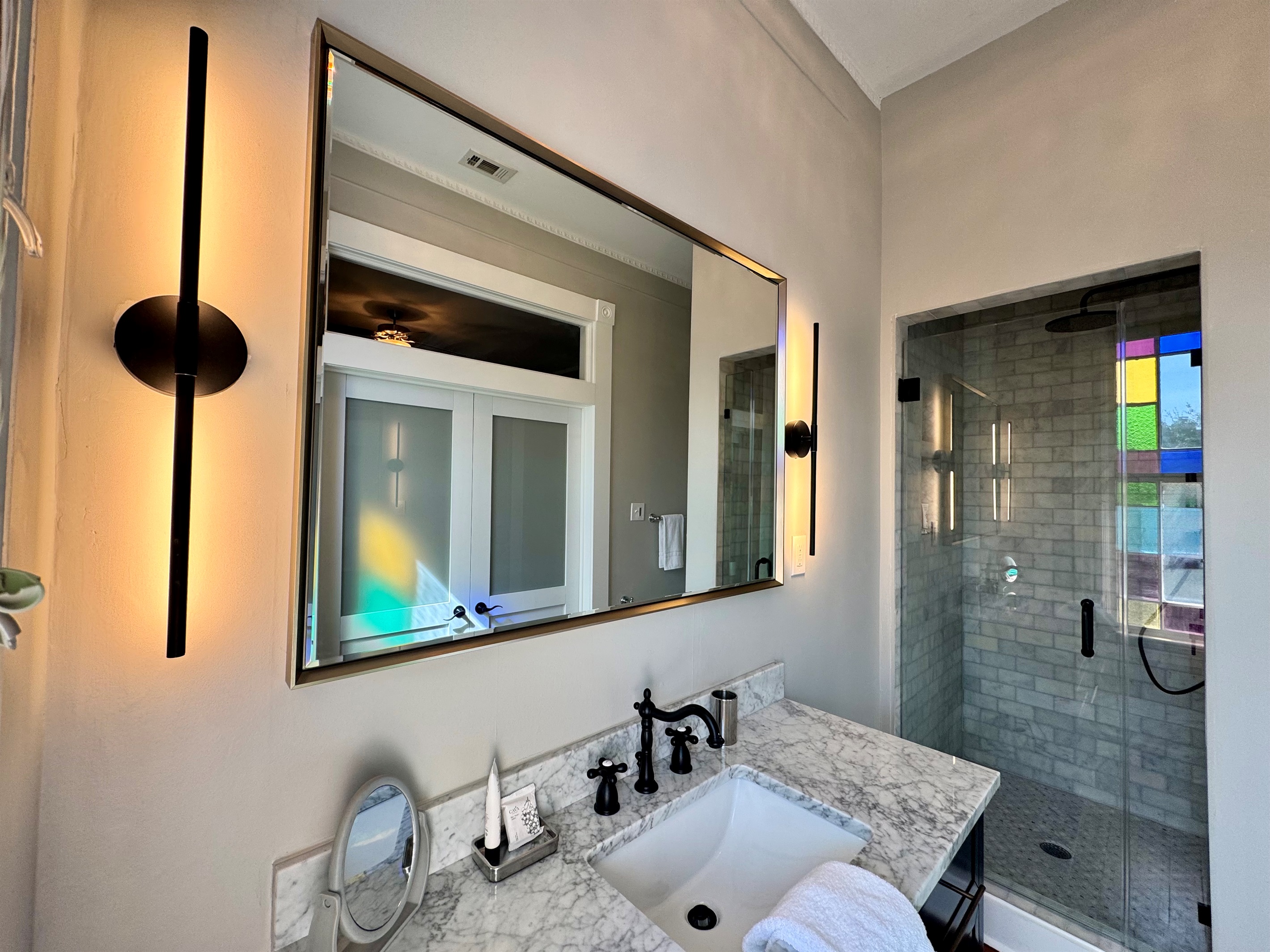 Bright ensuite full bathroom off of the primary suite.