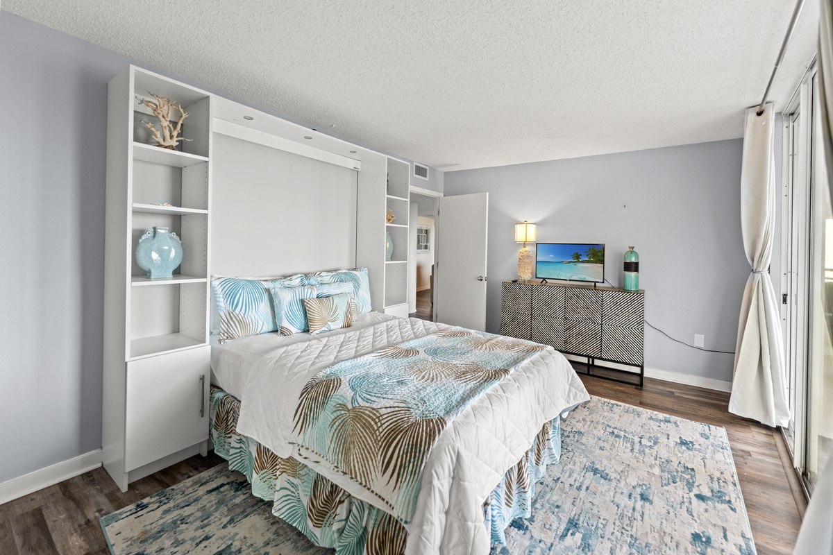 Lovely 2nd bedroom with Queen bed and balcony access