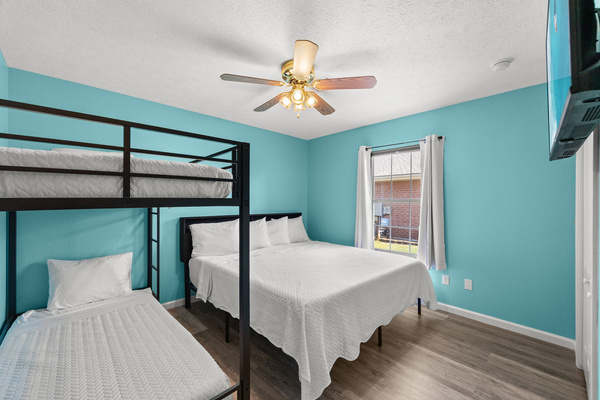 Welcome to the Sea Wave Room! The perfect setup for families or groups, this spacious bedroom features an ultra-comfortable king bed alongside a set of XL bunk beds and a 43-inch smart TV for everyone's entertainment.
