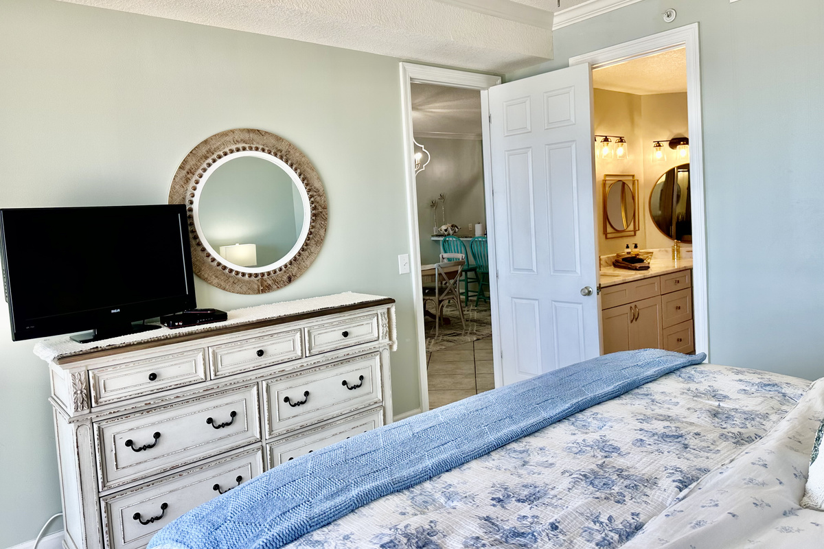 View of en suite bathroom...
