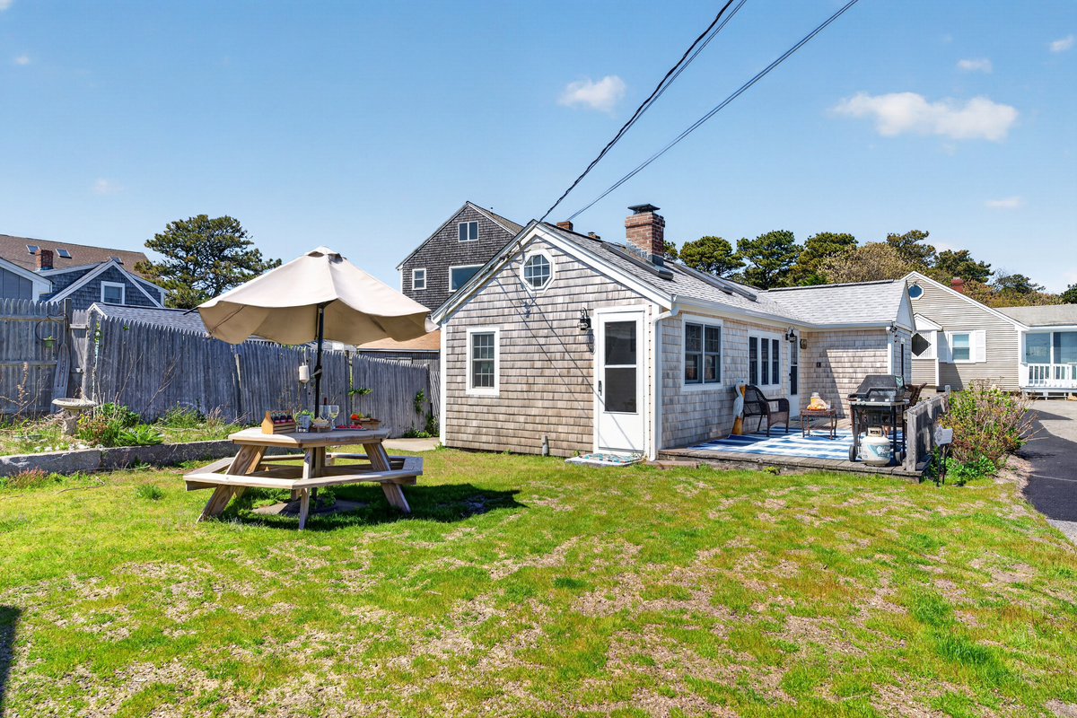 Welcome to The Genoa! A charming Cape Cod cottage just steps from Glendon Road Beach and the shores of Nantucket Sound!