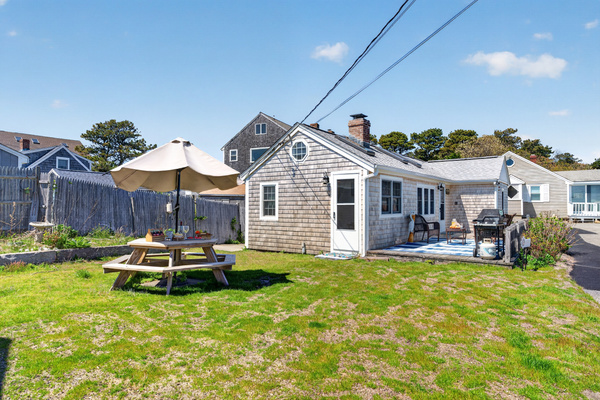 Welcome to The Genoa! A charming Cape Cod cottage just steps from Glendon Road Beach and the shores of Nantucket Sound!