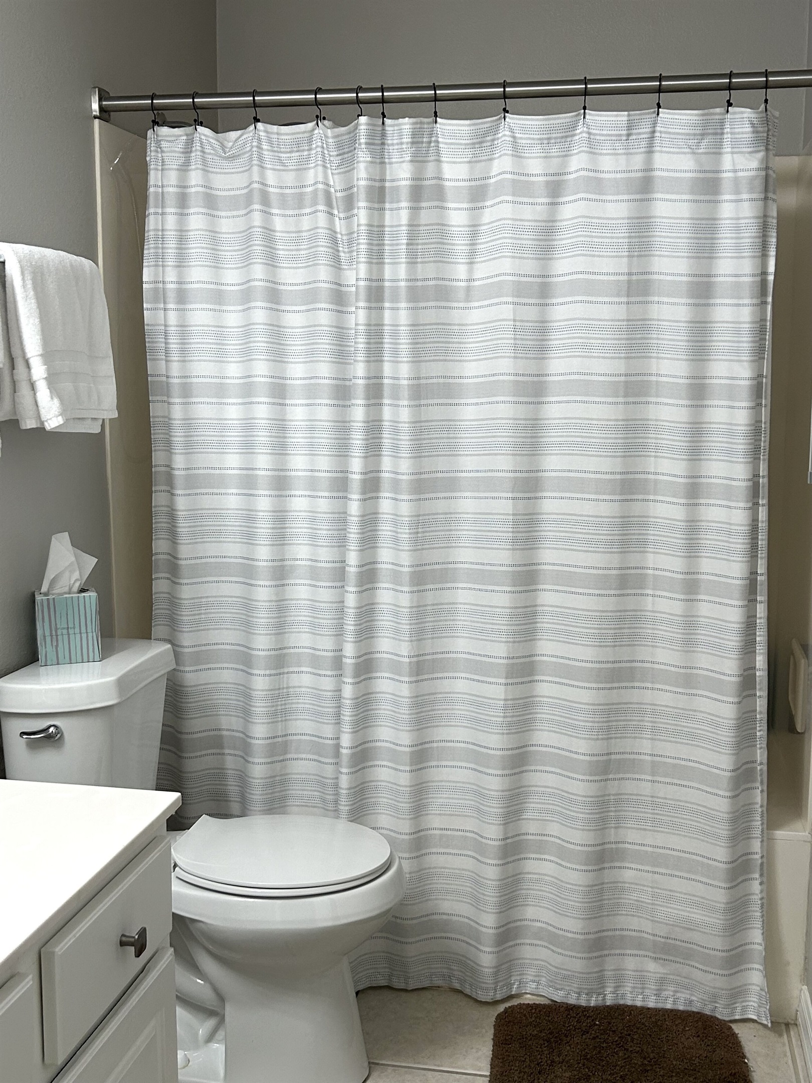 Guest bathroom next to guest bedroom w/tub