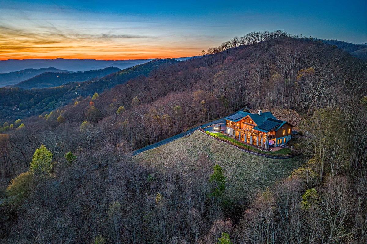 Stunning Mountain Retreat: Nestled on a hillside, enjoy breathtaking sunset views from your porch!
