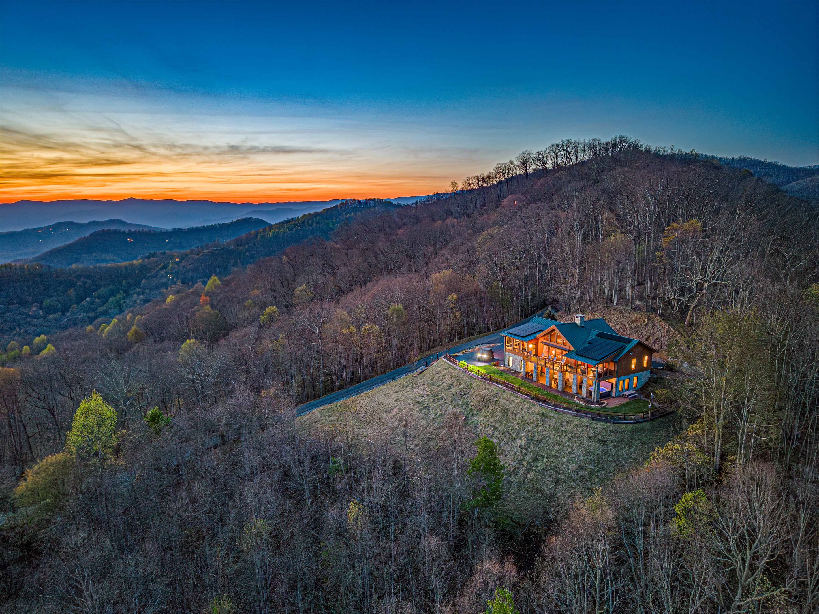 Stunning Mountain Retreat: Nestled on a hillside, enjoy breathtaking sunset views from your porch!