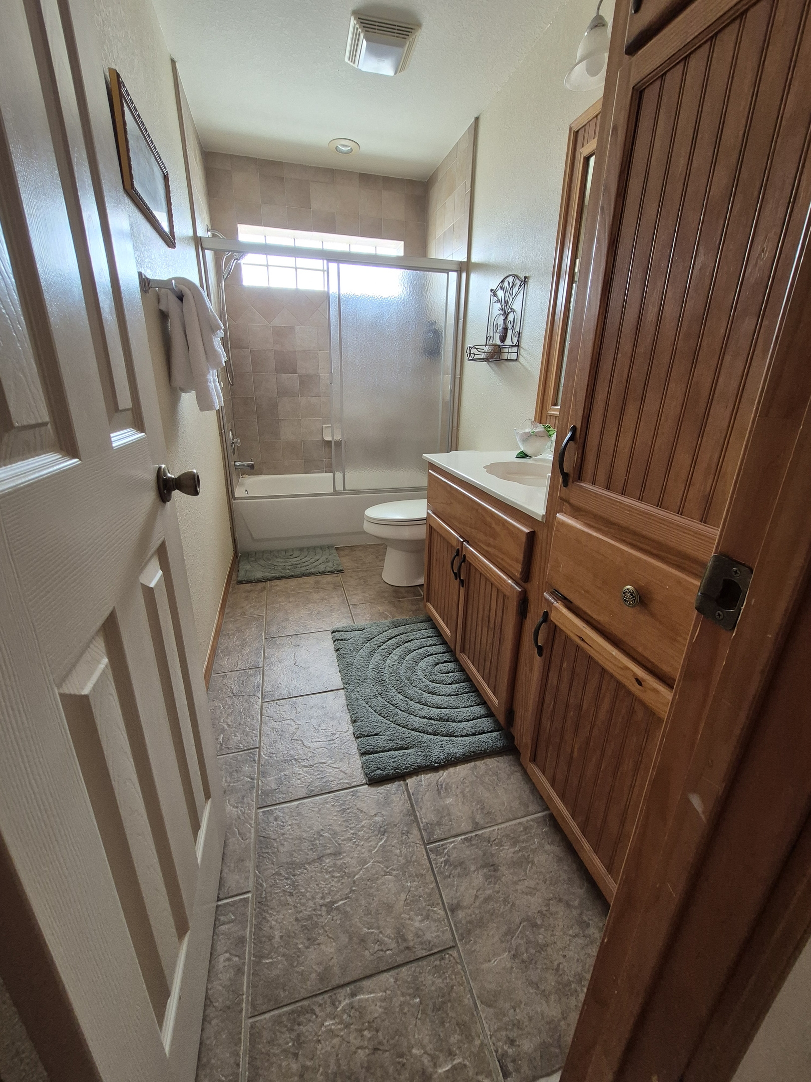 3rd floor bathroom servicing the guest queen and double rooms with a tub and bath toiletries provided. 