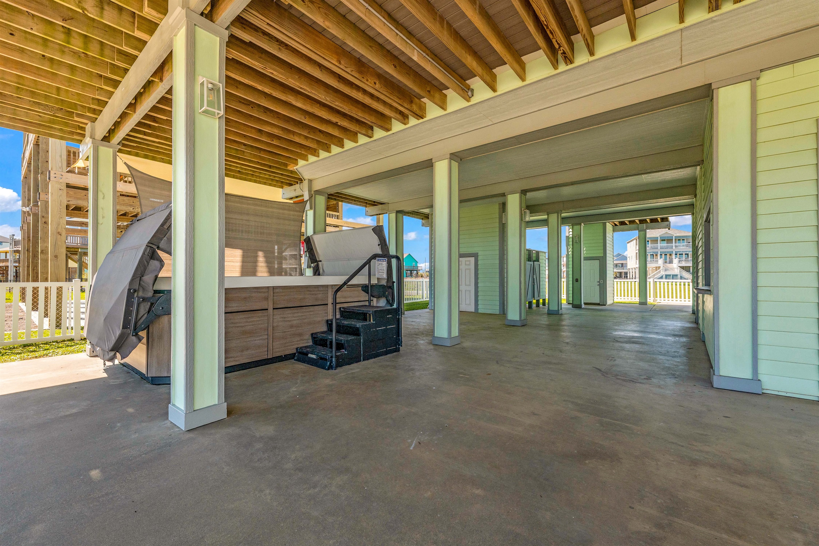 Crystal Paradise Outdoor Space: Convenient outdoor bathroom commode through the door behind the swimspa