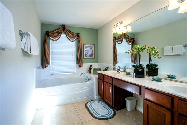 Upstairs Primary En-Suite Bathroom