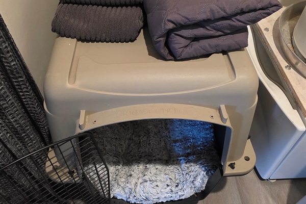 Basic pub supplies and one large crate available for your visiting fur babies!