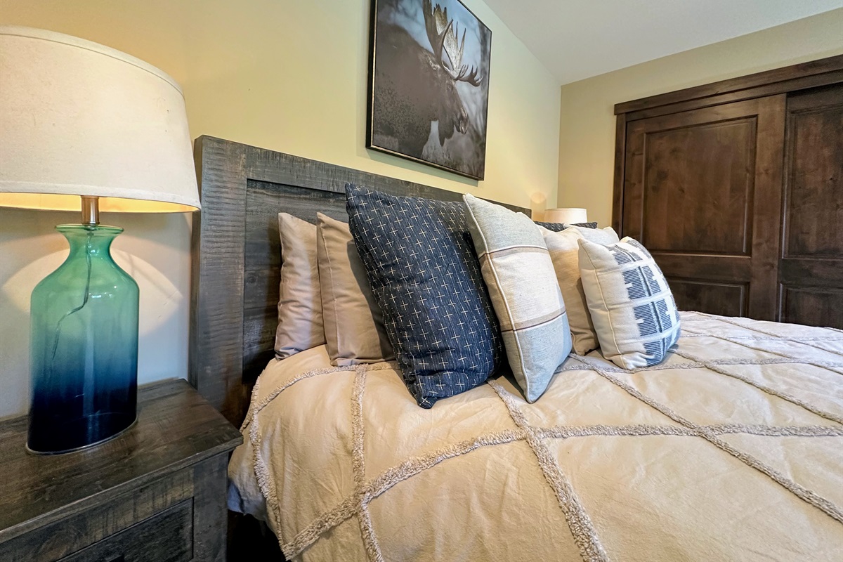 Drift off in a luxurious king bed designed for total relaxation—wrapped in soft linens and surrounded by peace and quiet, it’s the perfect place to recharge after a day of mountain adventure.