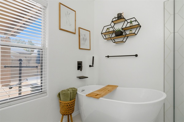 Relaxing free-Standing Soaking Tub