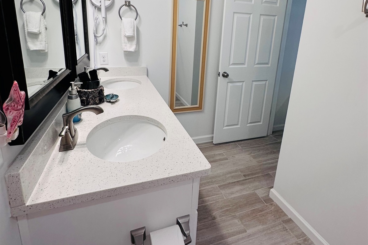 Main en-suite bathroom