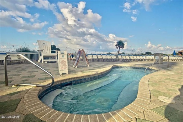 Hot tub (1 of 4)