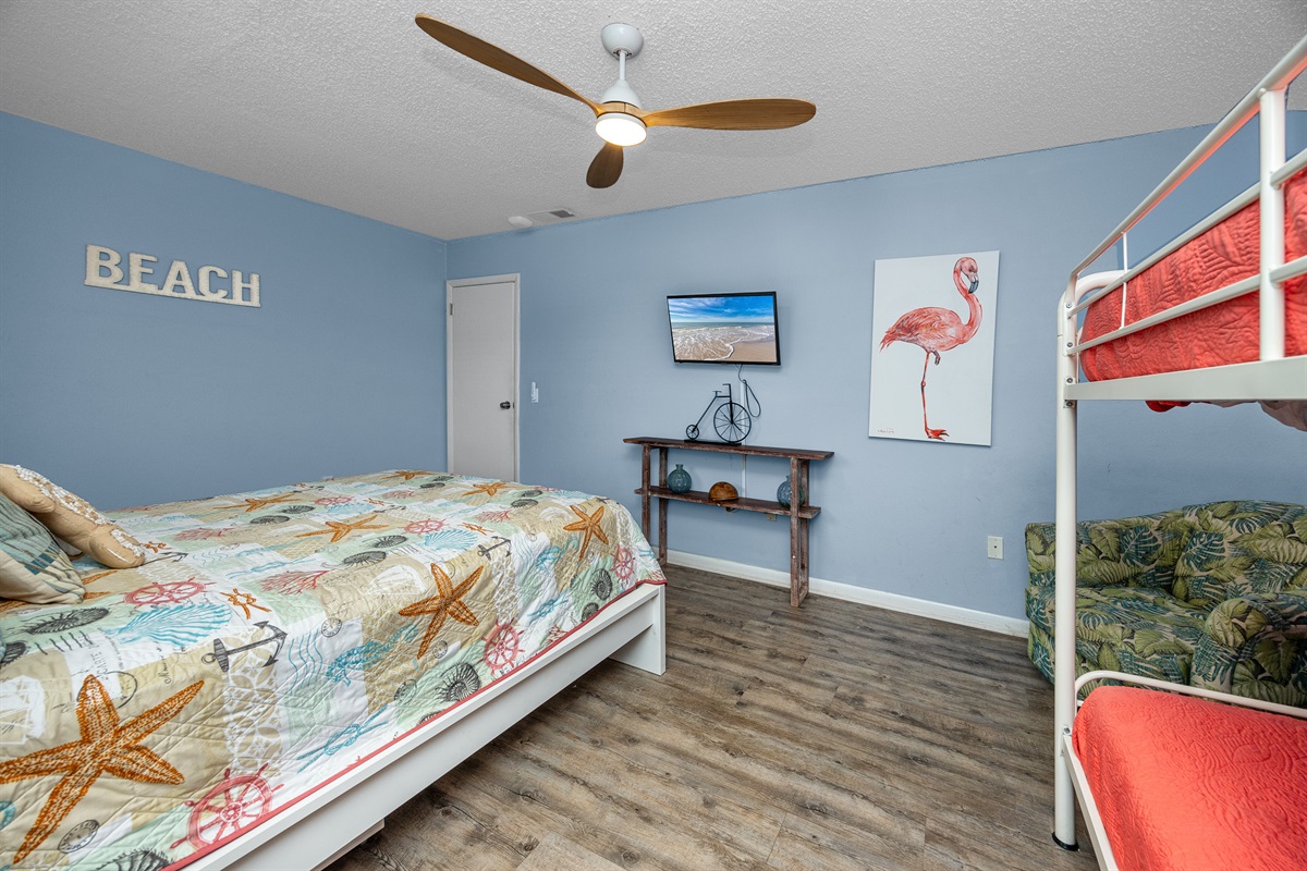 queen bed, and two twin bunks