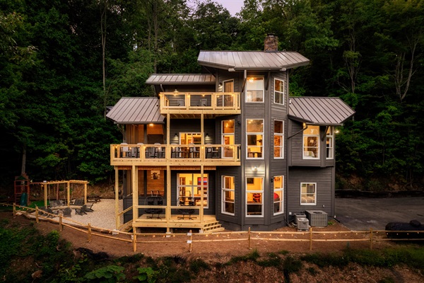 Oberlook Chalet | Modern Luxury Cabin with 3 Levels of Decks, Outdoor Fire Pit and Stunning Smoky Mountain Views.