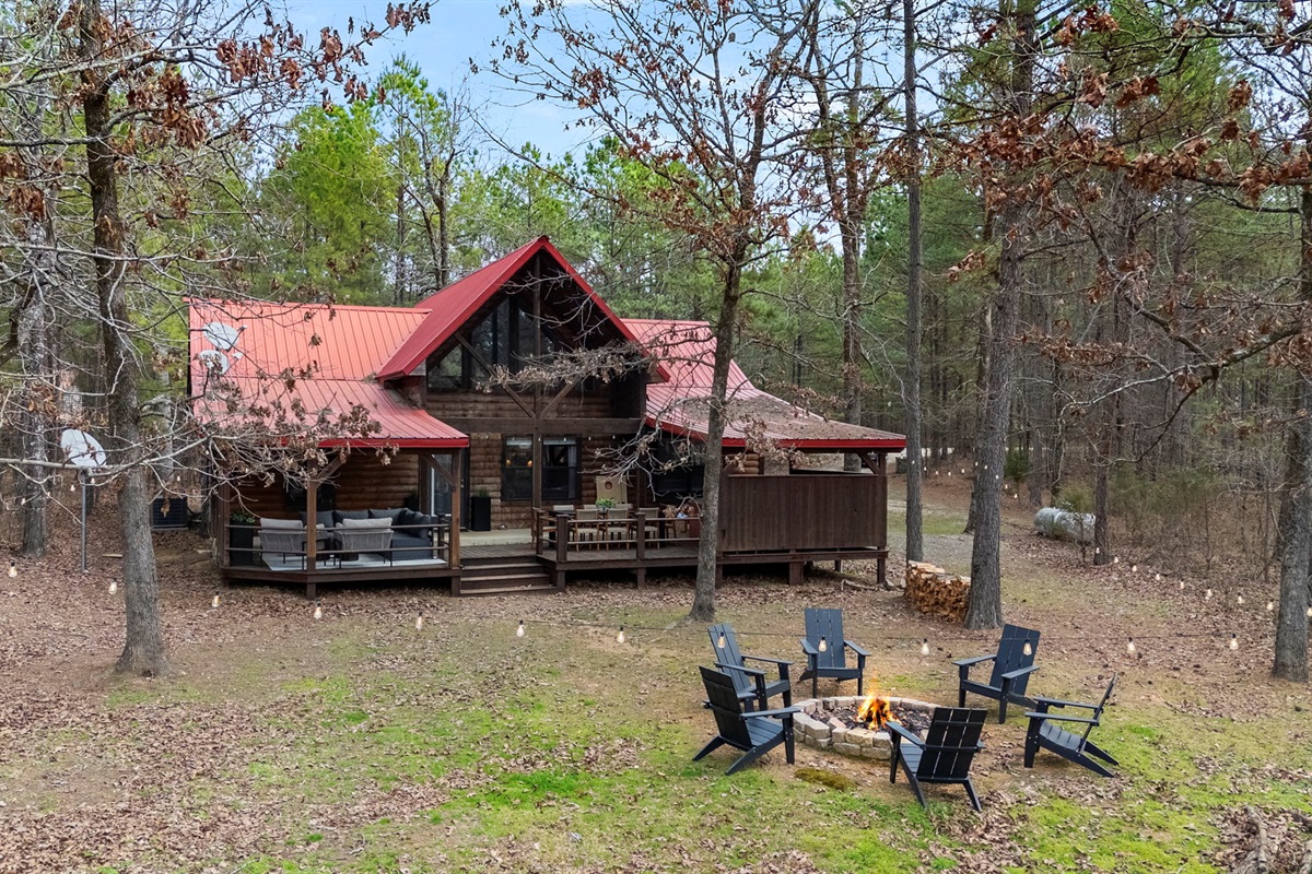 Fire Pit Area:
A dedicated fire pit lounge with ample seating for gathering. Ideal for cool evenings, conversations, and classic s’mores without ever leaving the property.