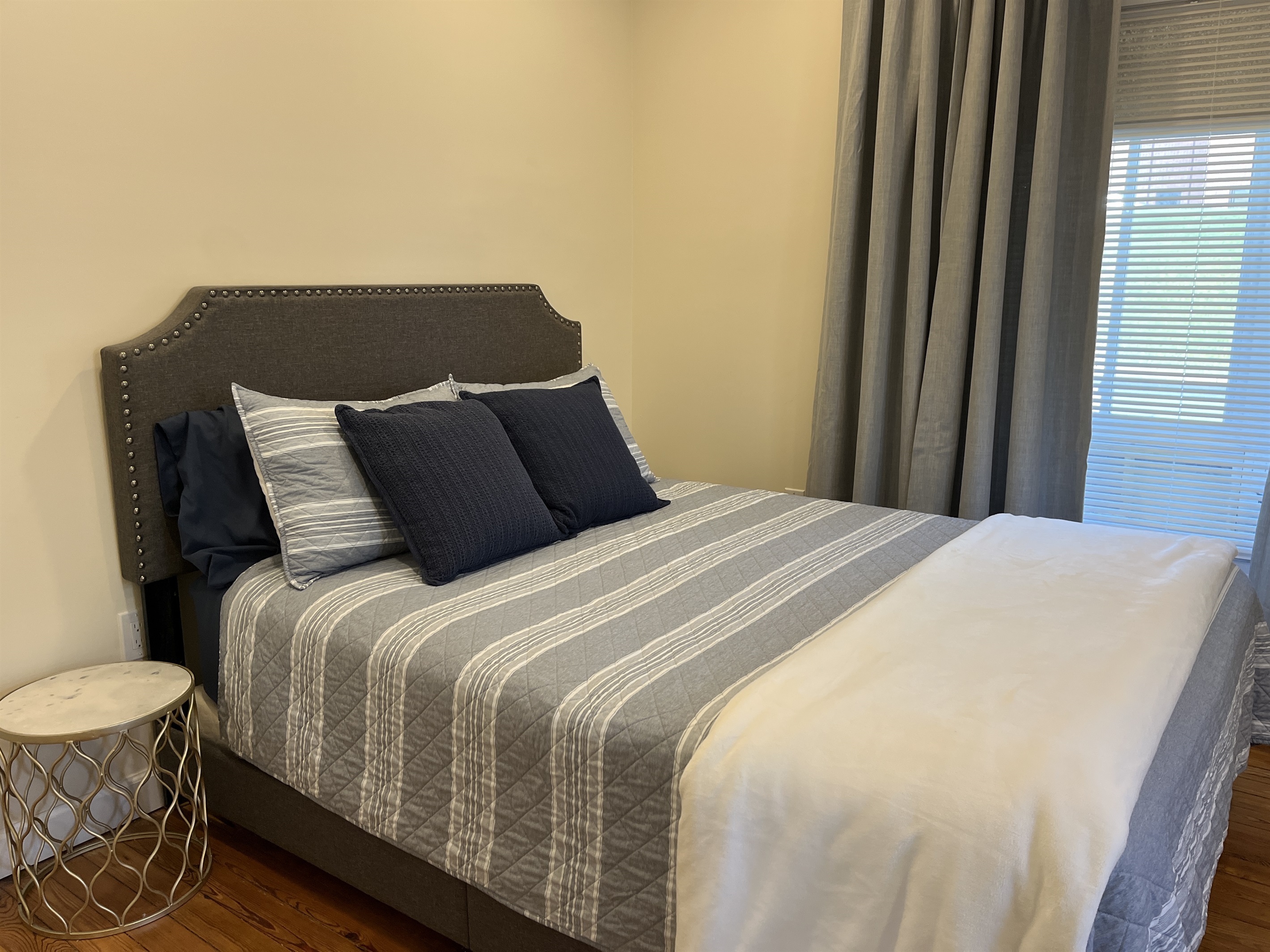Queen bedroom with SmartTV