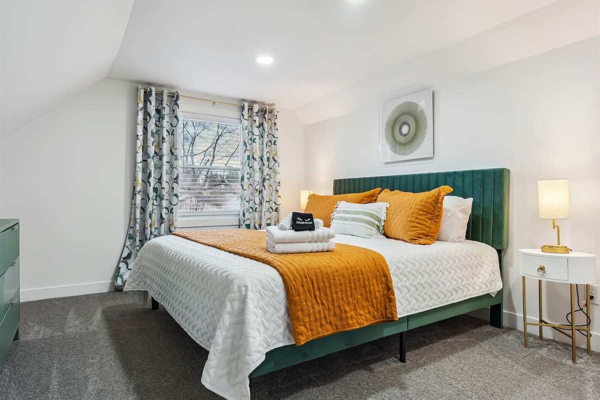 Large main bedroom with a comfortable king bed to provide a great nights sleep!