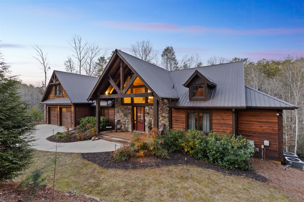 Escape to tranquility at this rustic-luxe mountain retreat, where natural elegance meets serene woodland charm. Welcome to your new favorite getaway.