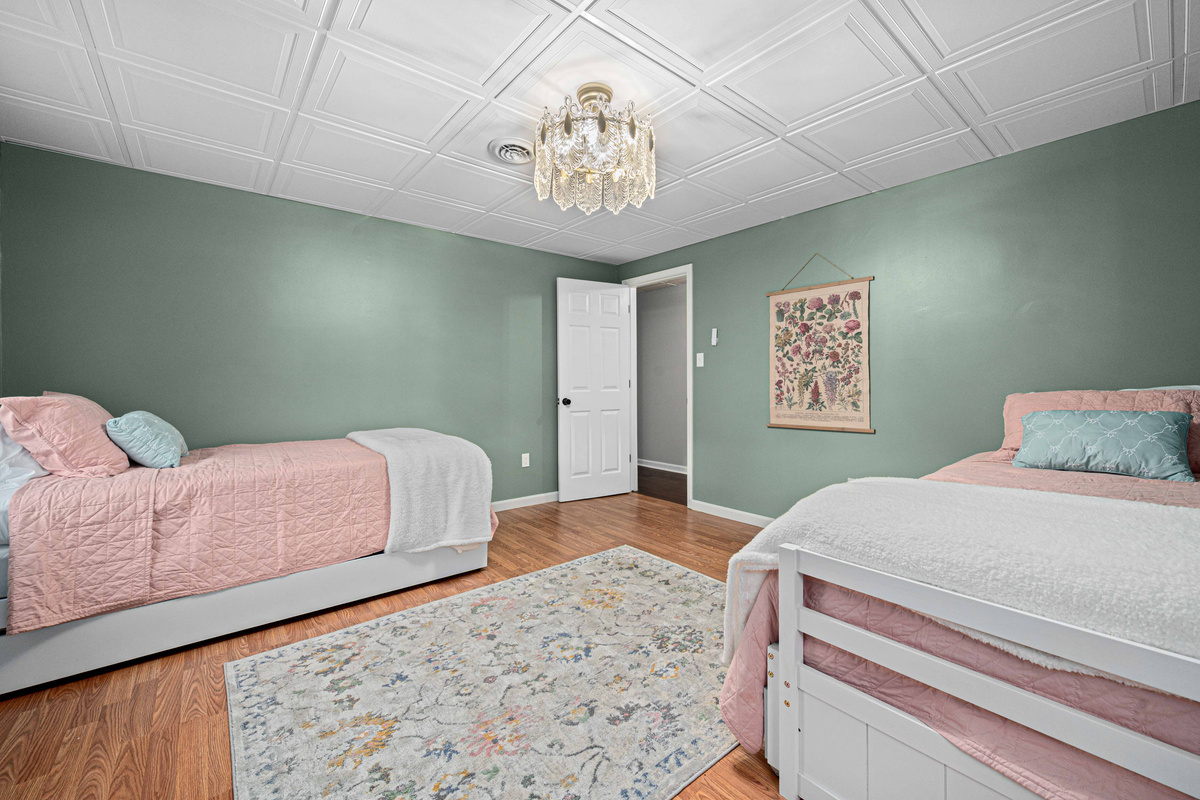 Charming Twin Bedroom: Bright decor and vintage touches create a serene retreat for restful nights.