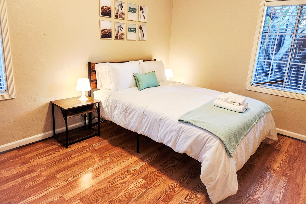 California - Queen Bed