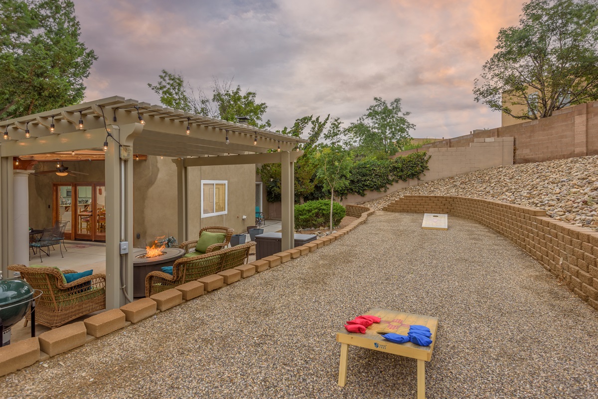 5-star experience includes cornhole and horseshoe set