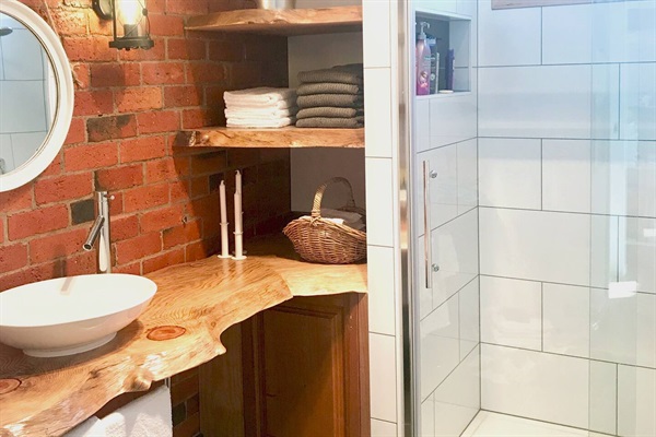 Main bathroom with double shower.