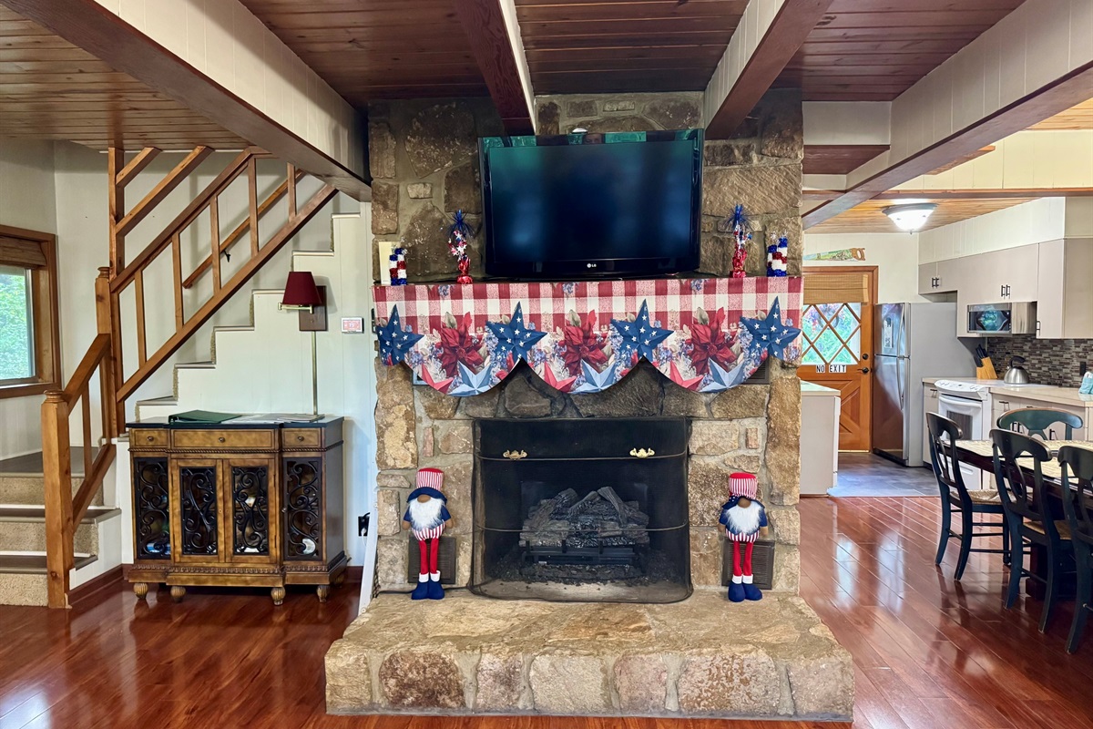 SUMMER FAMILY ROOM WITH ROKU