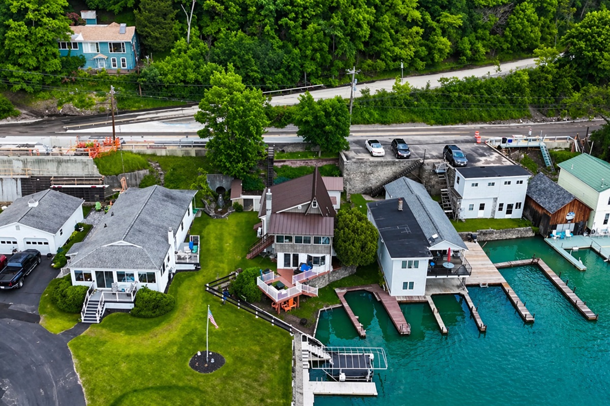 Lakeside charm with private docks and lush lawn space—perfect for waterfront living or short-term rental potential! 🚤🌿