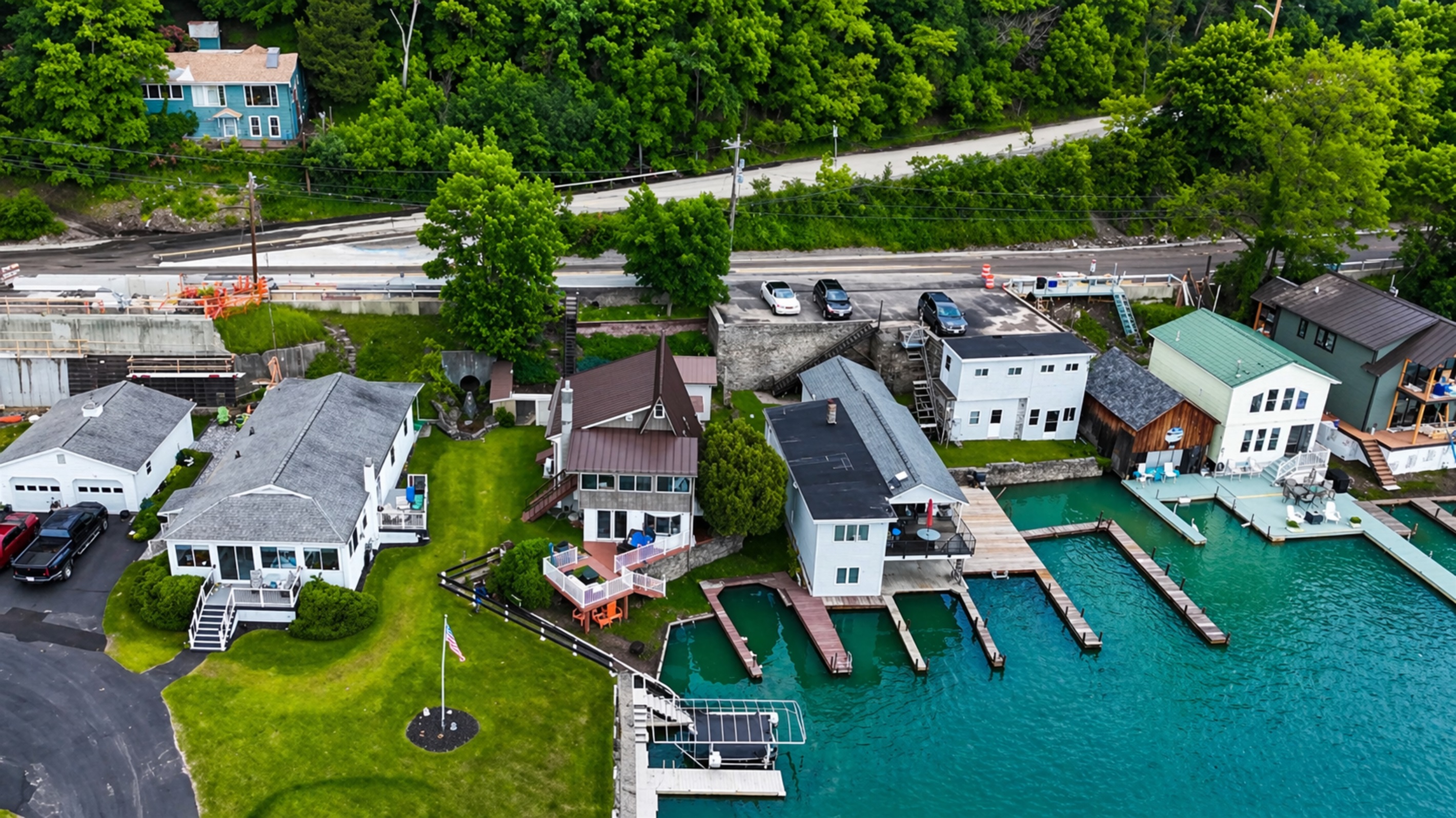 Lakeside charm with private docks and lush lawn space—perfect for waterfront living or short-term rental potential! 🚤🌿