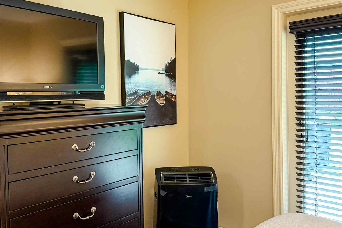 Unit B Streaming TV. Queen bed and AC Unit!