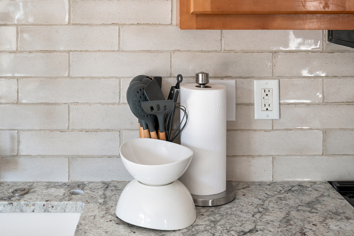 Love to cook? We've stocked the kitchen with the essential utensils and tools you'll need to prepare everything from a quick breakfast to a family dinner.