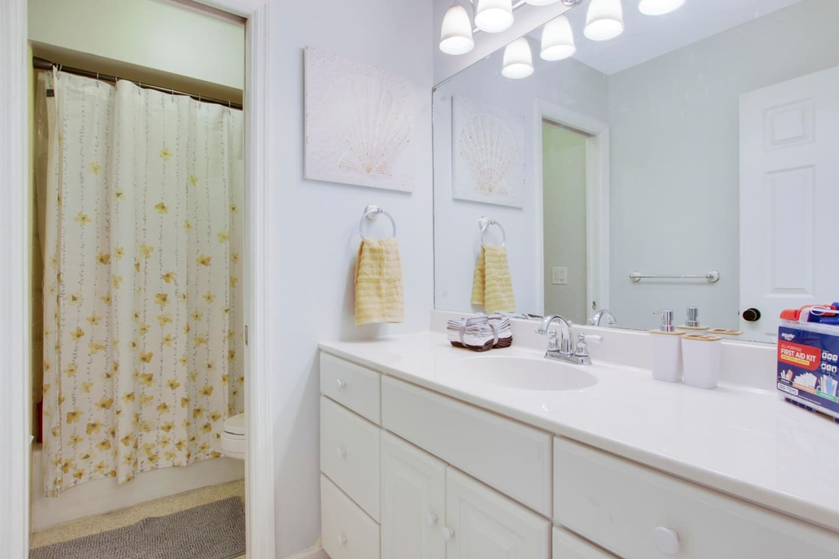 Main shared bathroom 
