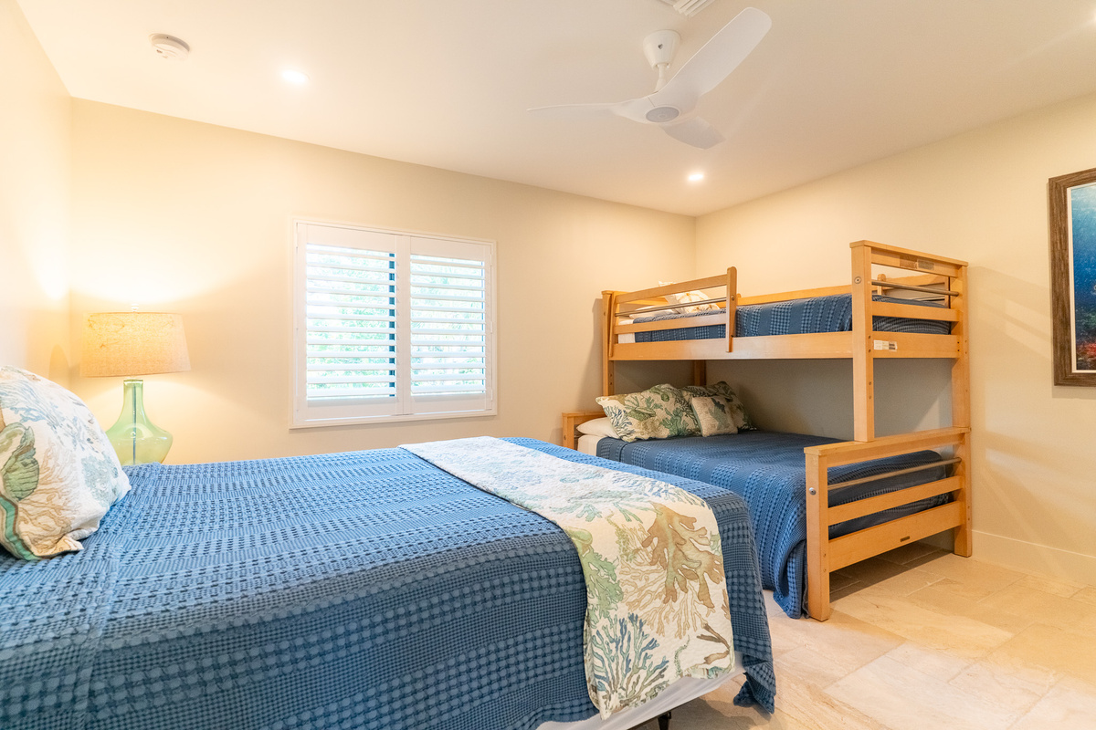1 Queen bed, 1 Full bed (bottom bunk), 1 Twin (Top bunk)