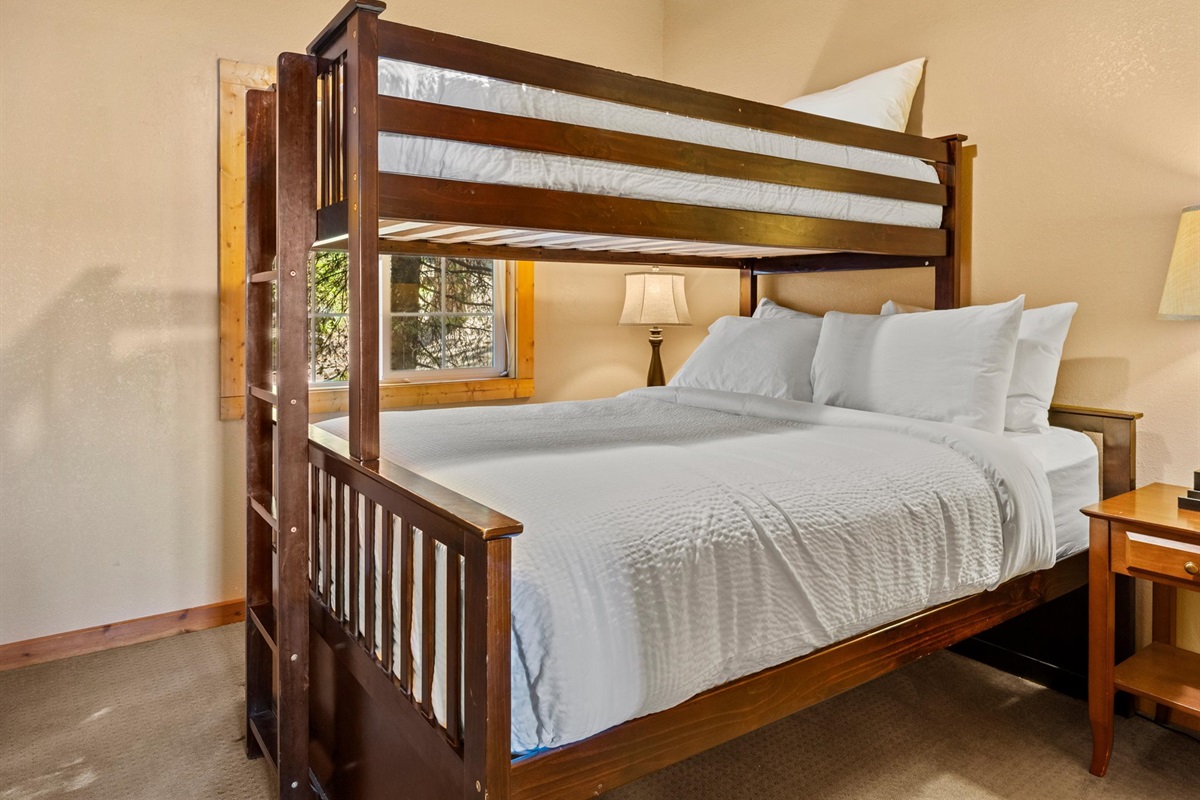 Kid-friendly bunk bedroom — McCall Idaho family vacation rental
