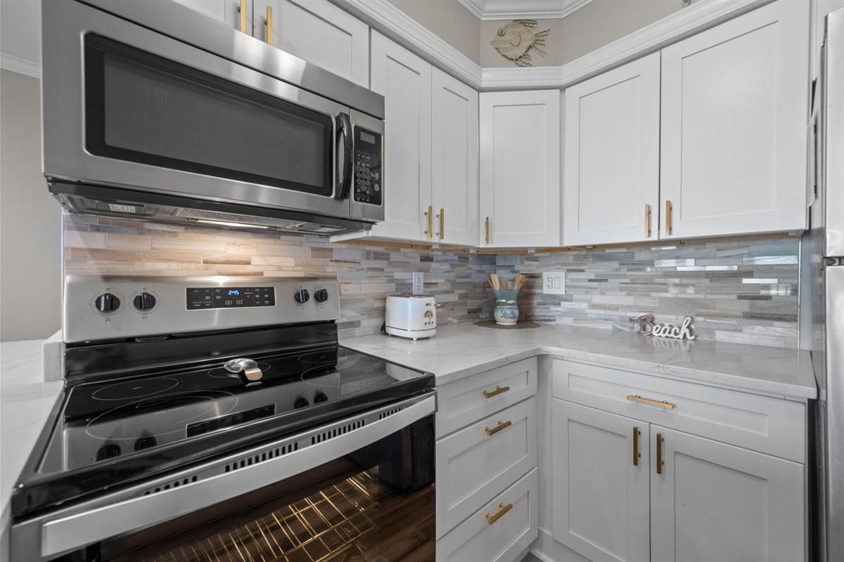 Modern kitchen finishes with everything you need to cook at home!