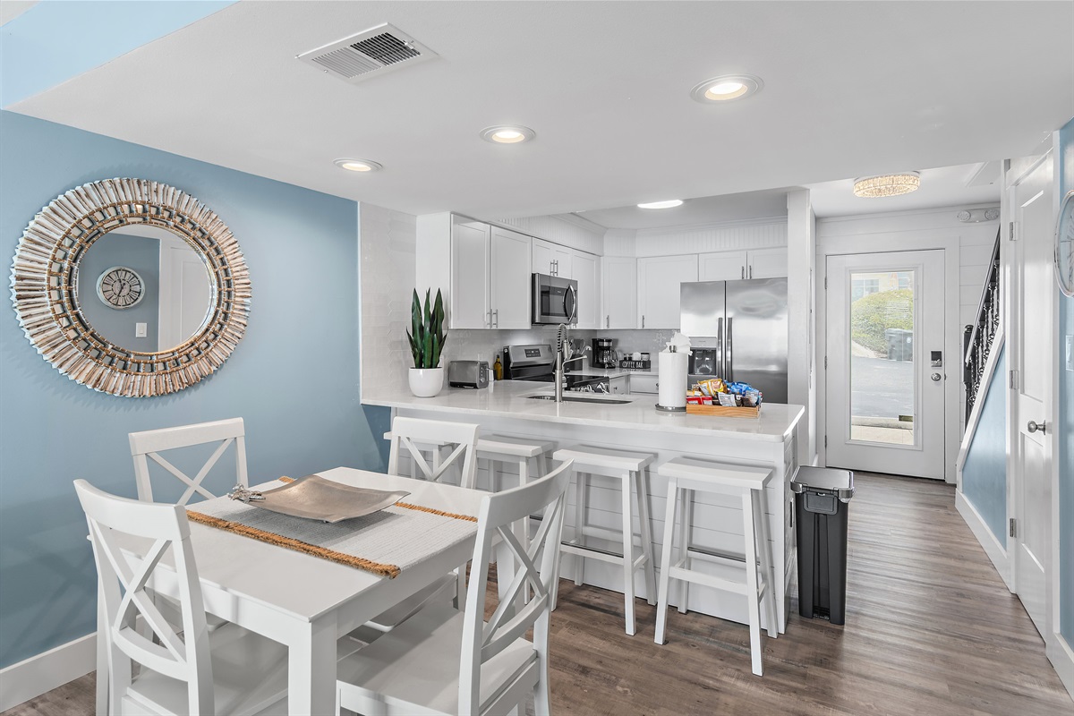 Dining with a VIEW! Seating for 4 in the Dining Room + seating for 4 at the bar area + Beachfront Patio