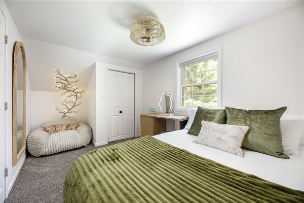 Our queen room doesn't compromise your comfort.