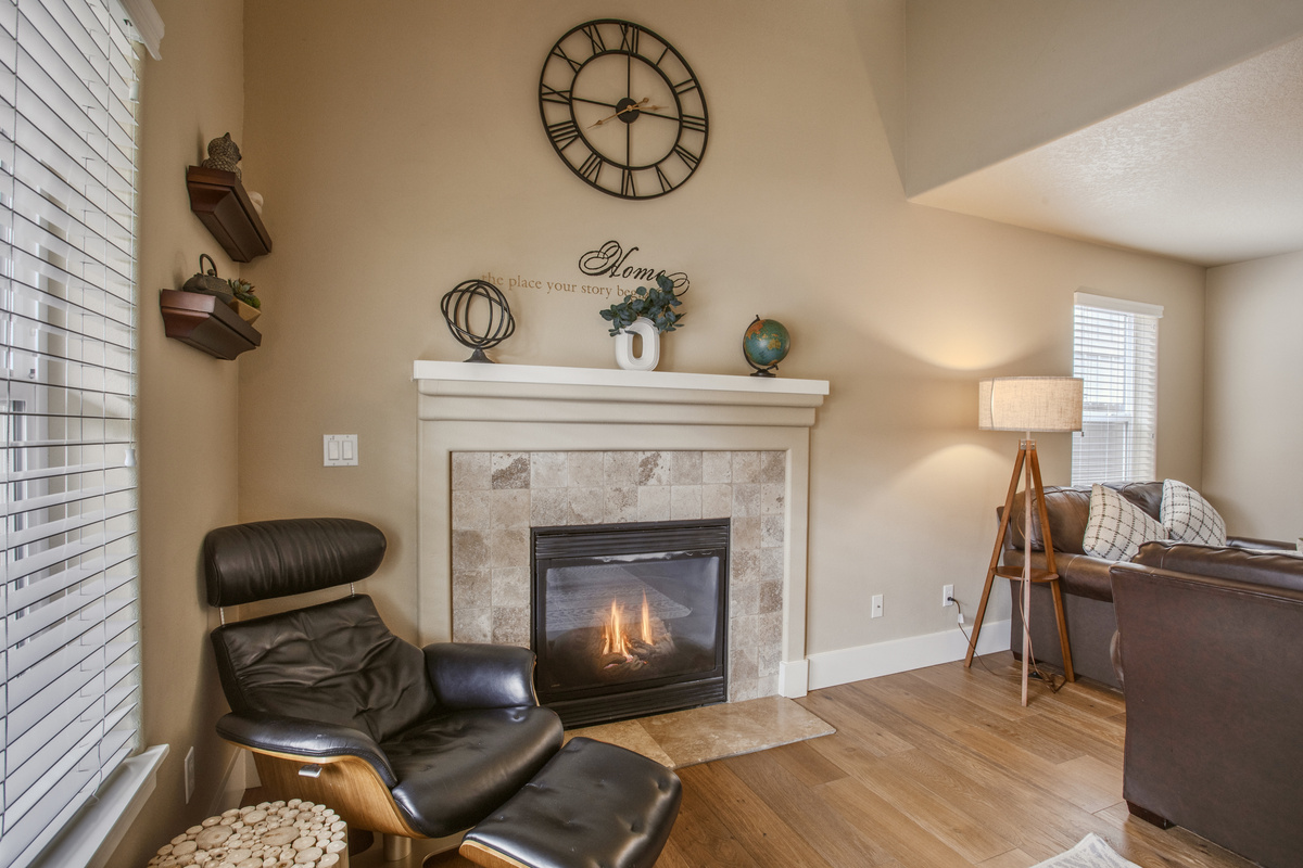 Slow down here. Sink into the leather, sip tea, read, and let time slow by the fire.